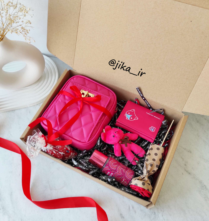 خرید پک هدیه صورتی برای ولنتاین
