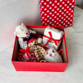 خرید هدیه ولنتاین دخترانه شامل خرس ولنتاین و شکلات ولنتاین و ماگ ولنتاین